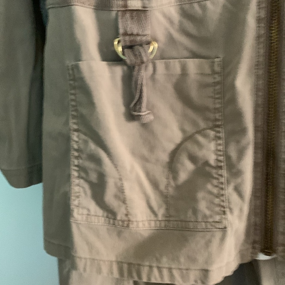 Chico’s Zenergy Jacket, Capris and Top - Picture 3 of 11